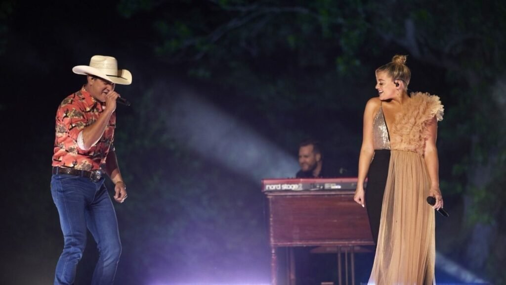 lauren alaina performing with jon pardi at cmt awards